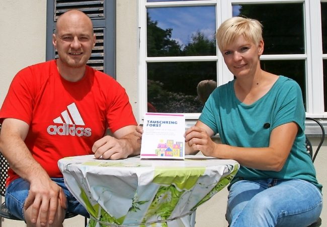 Im Mehrgenerationenhaus – Jens Nowotnick (l.) und Juliane Krauzig Im Mehrgenerationenhaus erwarten Jens Nowotnick (l.) und Juliane Krauzig am 7. Juni Interessierte und künftige Mitglieder des Tauschrings. OTO: LR / Katrin Kunipatz