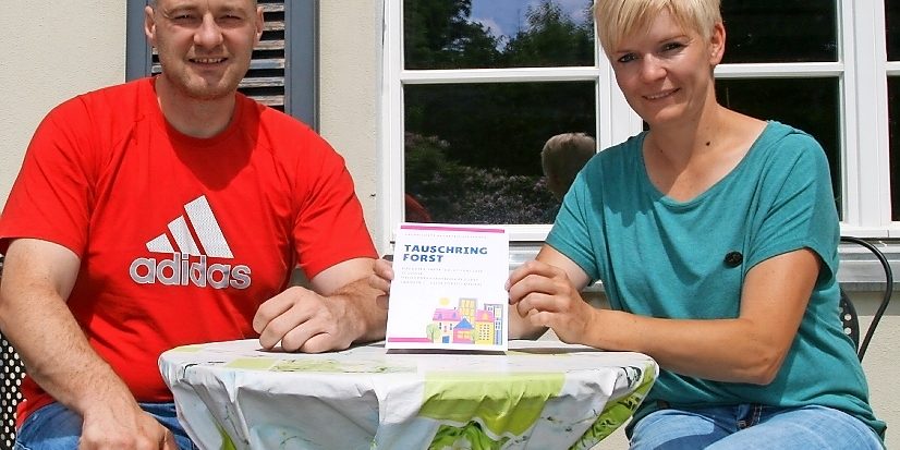 Im Mehrgenerationenhaus erwarten Jens Nowotnick (l.) und Juliane Krauzig am 7. Juni Interessierte und künftige Mitglieder des Tauschrings. OTO: LR / Katrin Kunipatz