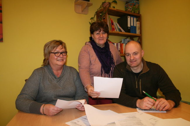 Jens Nowotnick (r.) Angelika Ludwig (l.) und Simone Pflaum Jens Nowotnick (r.) vom Mehrgenerationenhaus will in Forst einen Tauschring etablieren. Angelika Ludwig (l.) und Simone Pflaum unterstützen ihn.