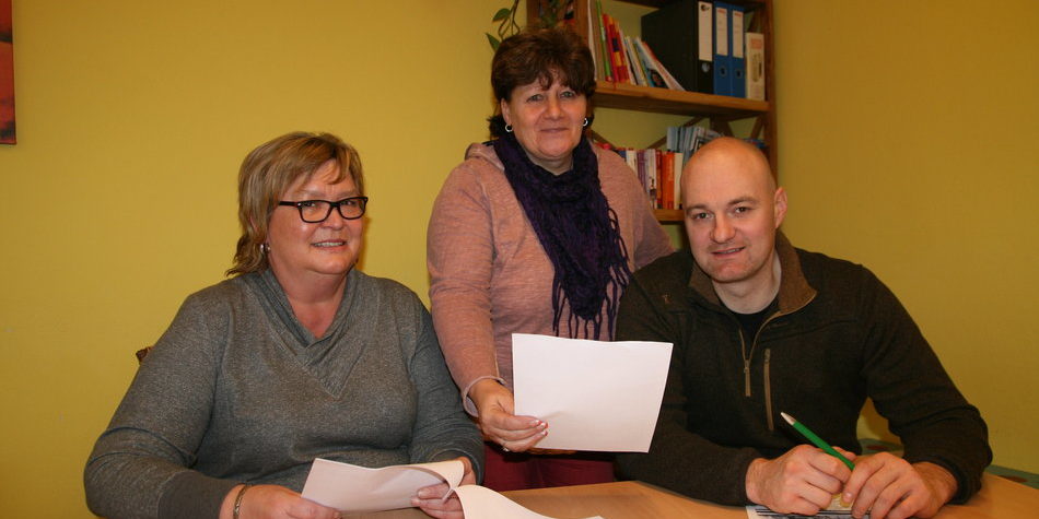 Jens Nowotnick (r.) Angelika Ludwig (l.) und Simone Pflaum Jens Nowotnick (r.) vom Mehrgenerationenhaus will in Forst einen Tauschring etablieren. Angelika Ludwig (l.) und Simone Pflaum unterstützen ihn.