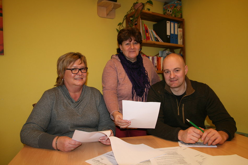 Jens Nowotnick (r.) vom Mehrgenerationenhaus will in Forst einen Tauschring etablieren. Angelika Ludwig (l.) und Simone Pflaum unterstützen ihn.